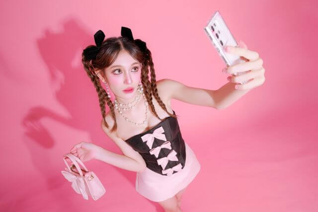 携帯を持って自撮りする女性